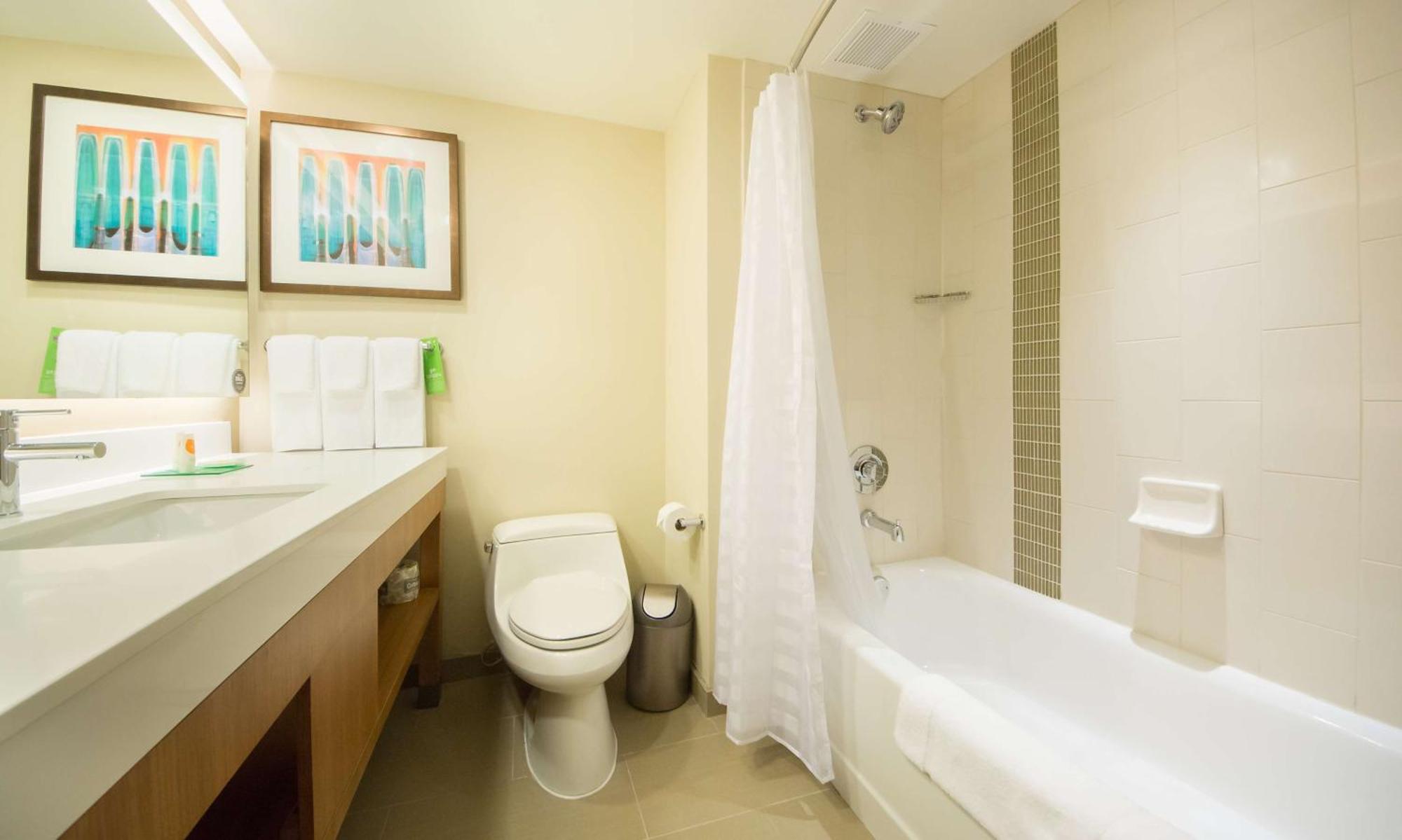 Queen Room with Two Queen Beds and Sofa Bed - High Floor,1501136629:JPEG