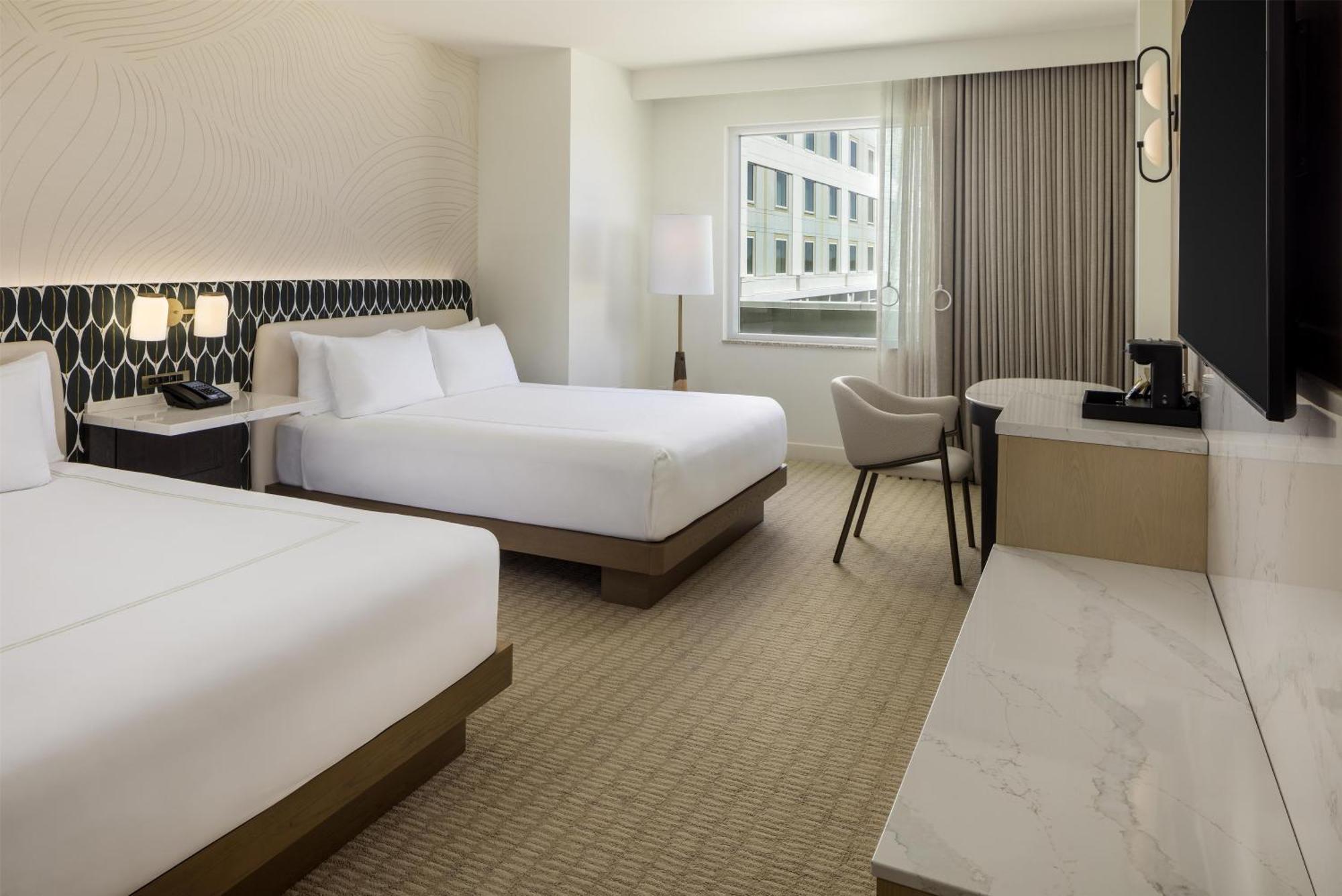 Queen Room Two Queen Beds Bath Tub Mobility Accessible