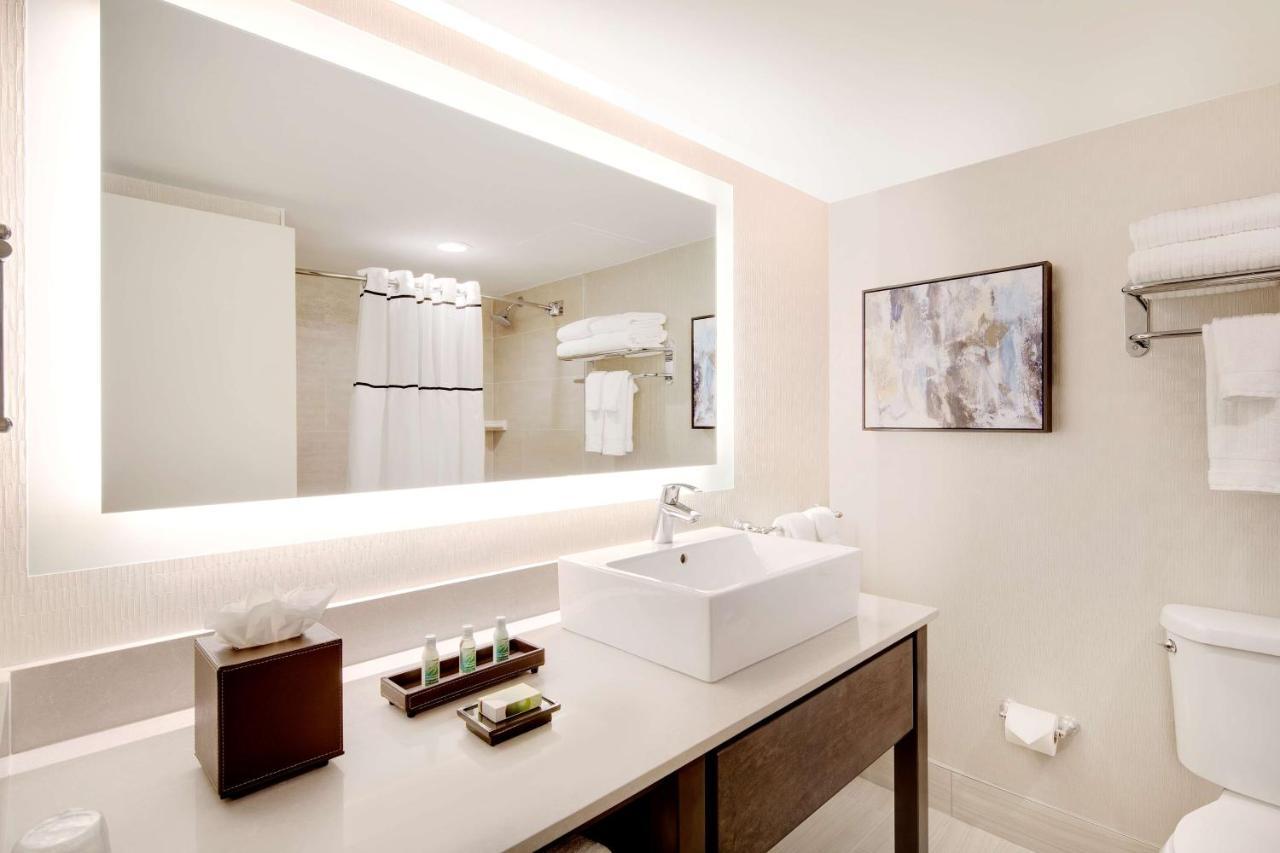 Queen Room with Two Queen Beds and Mobility Accessible Tub - City View,762286267:JPEG
