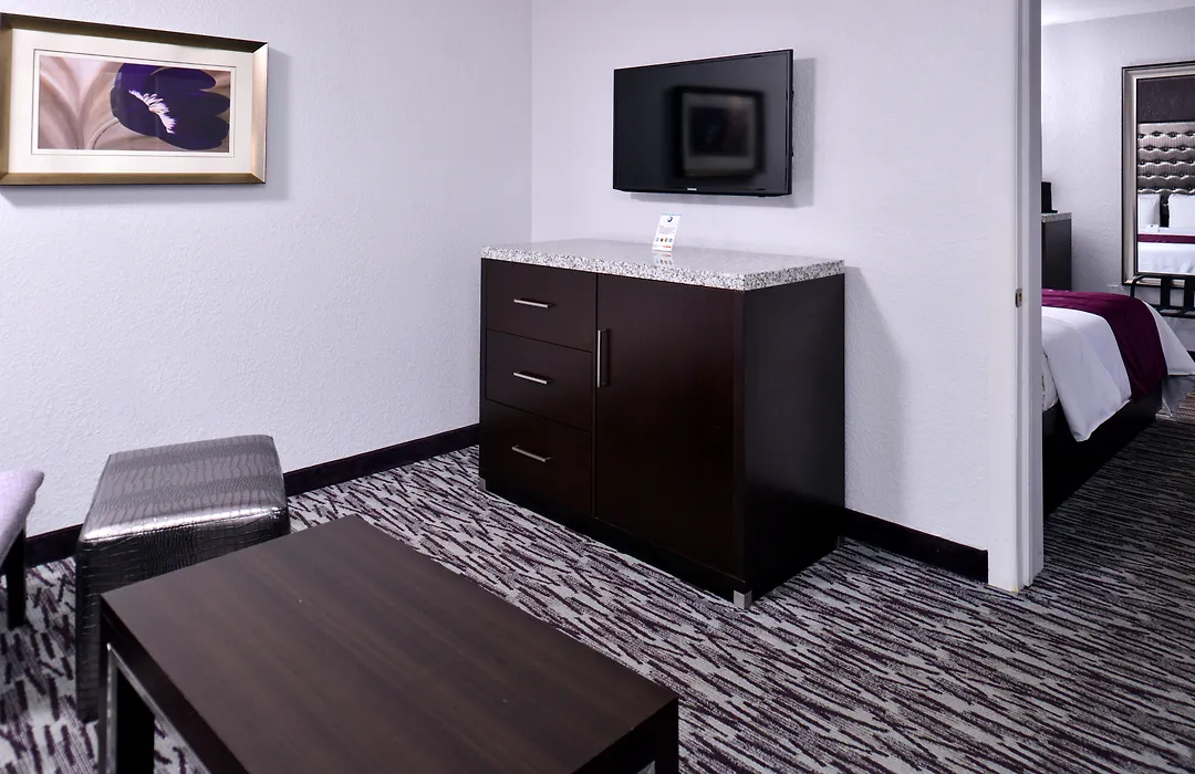 Clarion Inn & Suites Across From Universal Orlando Resort-1