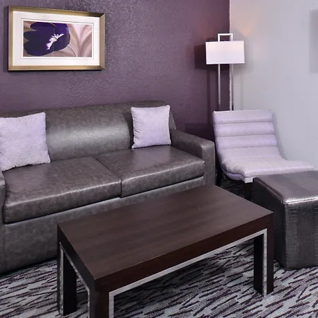 Clarion Inn & Suites Across From Universal Orlando Resort-3